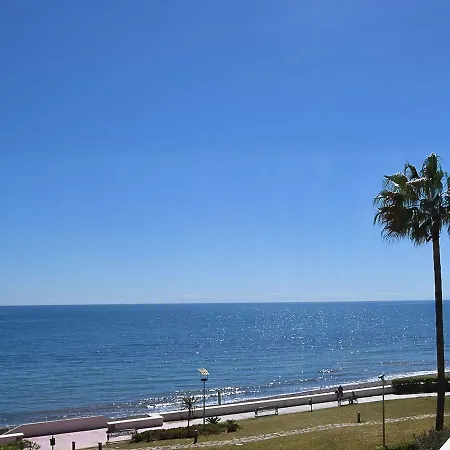 Majestic With Pool, Tennis Court, Sea-views In Appartement Estepona