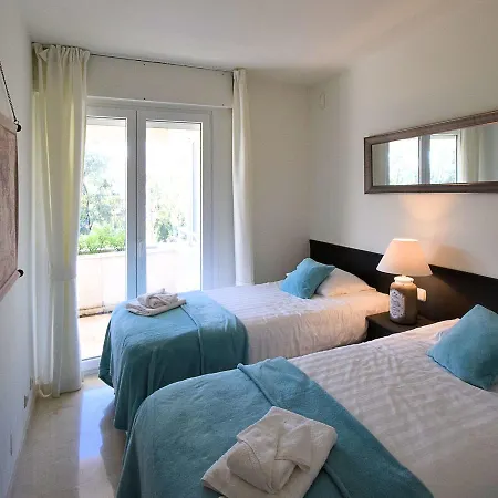 Majestic With Pool, Tennis Court, Sea-views In Appartement Estepona